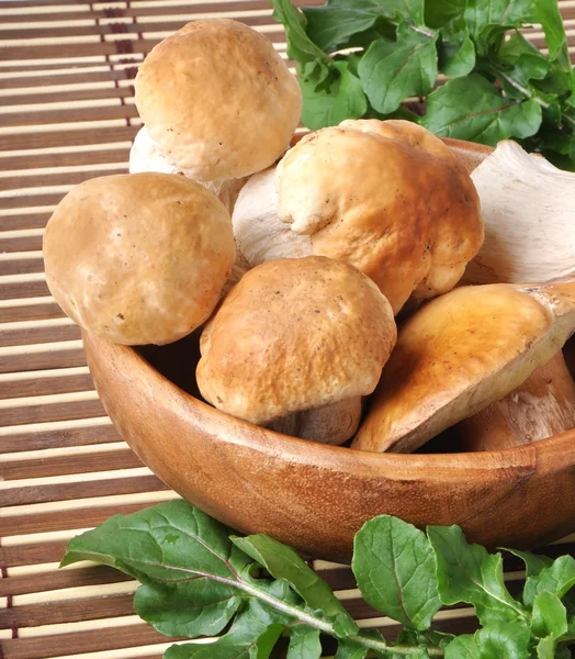 Eekhoorntjesbrood in een houten kom — Stockfoto