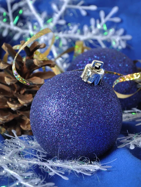 Boules de Noël bleues sur fond bleu — Photo