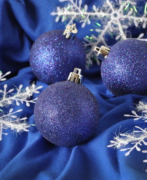 Boules de Noël bleues sur fond bleu — Photo