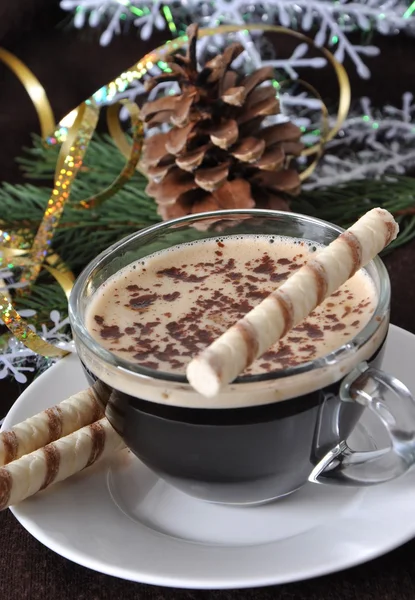 Galletas con café caliente y crema batida — Foto de Stock