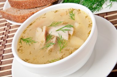 taze dereotu ile süslenmiş mantar çorbası