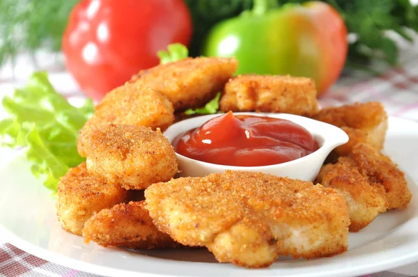 Nuggets de frango frito fresco e perfumado — Fotografia de Stock