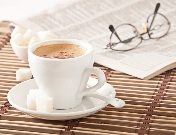 Taza de café, azúcar y primer plano del periódico —  Fotos de Stock