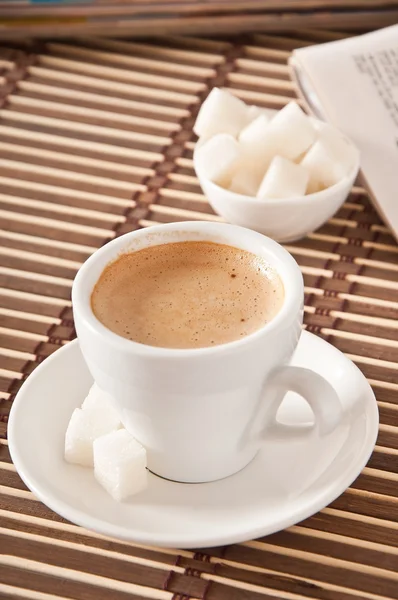 Kahve, şeker ve gazete closeup fincan — Stok fotoğraf