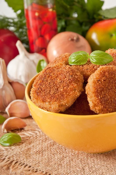 Heerlijke verse schnitzels in een kom — Stockfoto