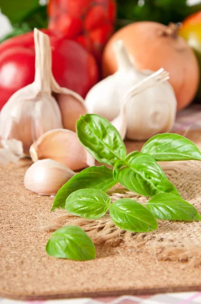 Spicchi d'aglio e teste d'aglio e pestello - erbe e spezie — Foto Stock