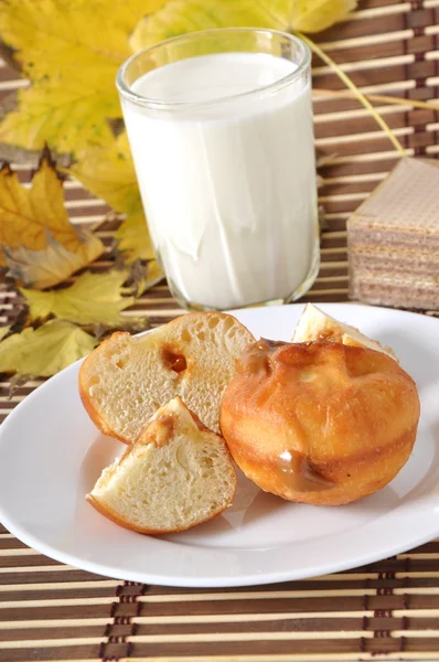 La colazione. Bicchiere di latte e ciambella — Foto Stock