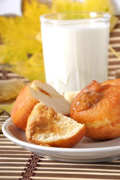 아침 식사입니다. 우유와 도넛의 유리 — 스톡 사진