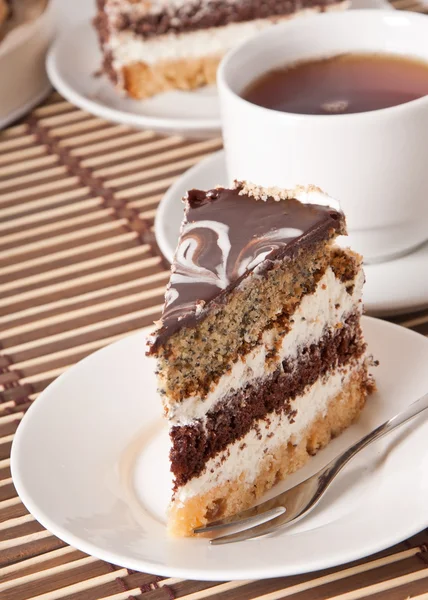 Close up de bolo de chocolate caseiro em placa branca . — Fotografia de Stock