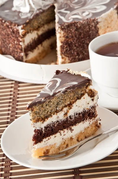 Gros plan du gâteau au chocolat fait maison dans une assiette blanche . — Photo