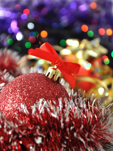 Kerstmis bal en presenteert — Stockfoto