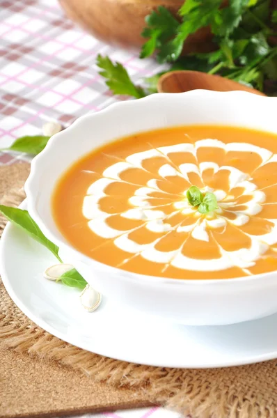 カボチャのクリーム スープ サワー クリーム添え — ストック写真
