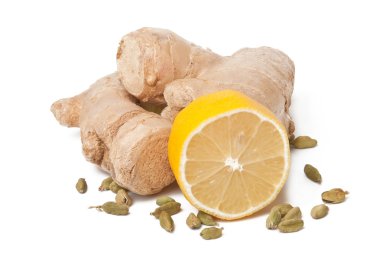 beyaz zemin üzerine zencefil, limon ve kakule tohumu