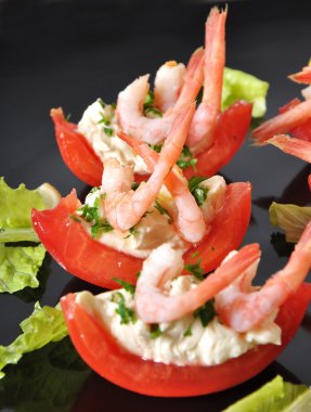karides kokteyl domates yarısı dolu