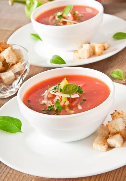 Deliciosa sopa fría de Gazpacho en tazón blanco — Foto de Stock