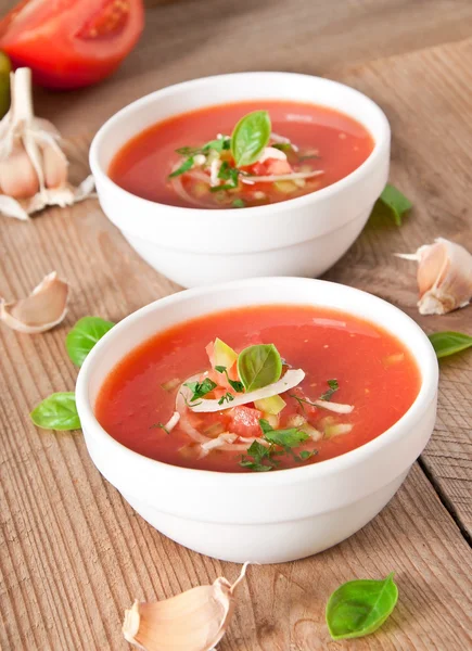 Heerlijke koude gazpacho soep in witte kom — Stockfoto