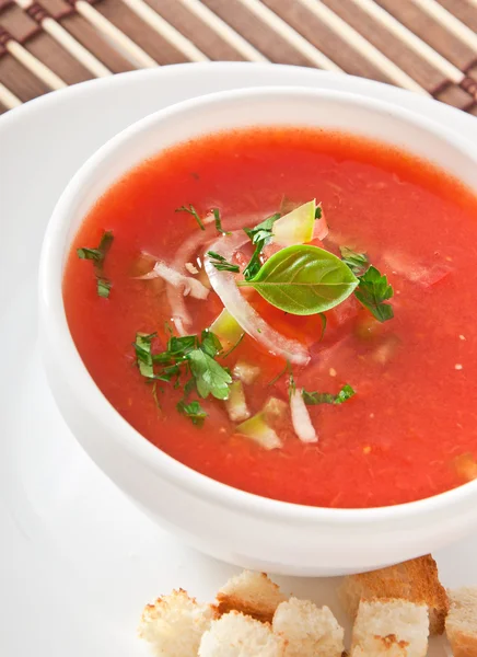 Sopa de gaspacho gelada deliciosa em tigela branca — Fotografia de Stock