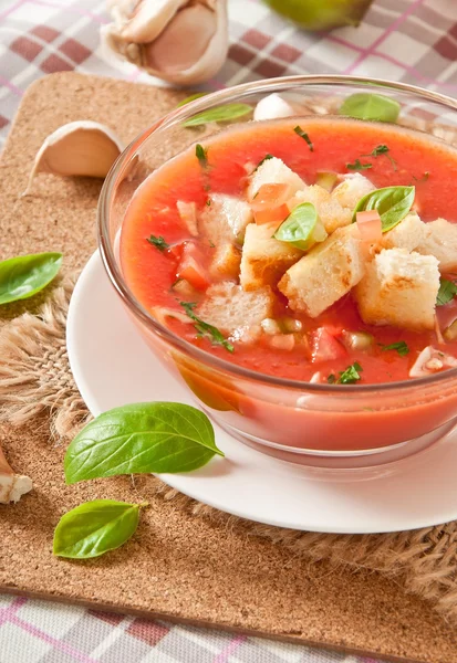 Gazpacho frío con crutones de ajo en tazón de vidrio —  Fotos de Stock