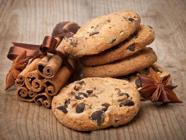 Biscoitos de chocolate e paus de canela — Fotografia de Stock