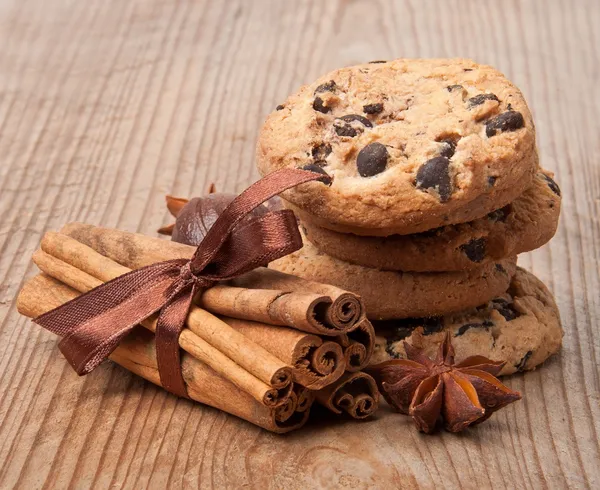 Biscoitos de chocolate e paus de canela — Fotografia de Stock