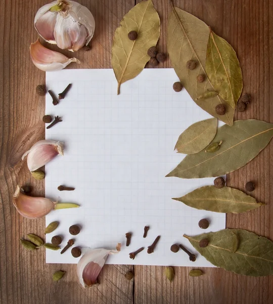 Papel de receitas e temperos em uma velha mesa de madeira — Fotografia de Stock