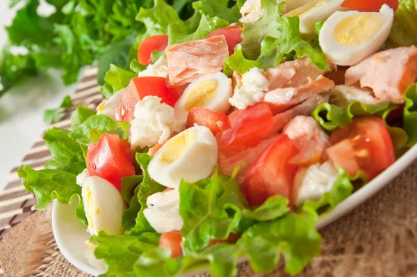 Taze somon salata, marul ve Bıldırcın yumurta — Stok fotoğraf