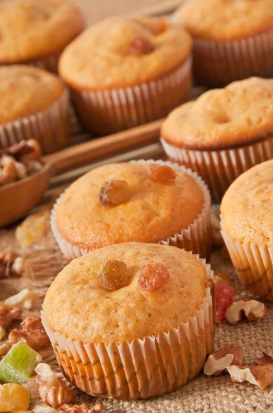 Muffins med nötter och russin — Stockfoto