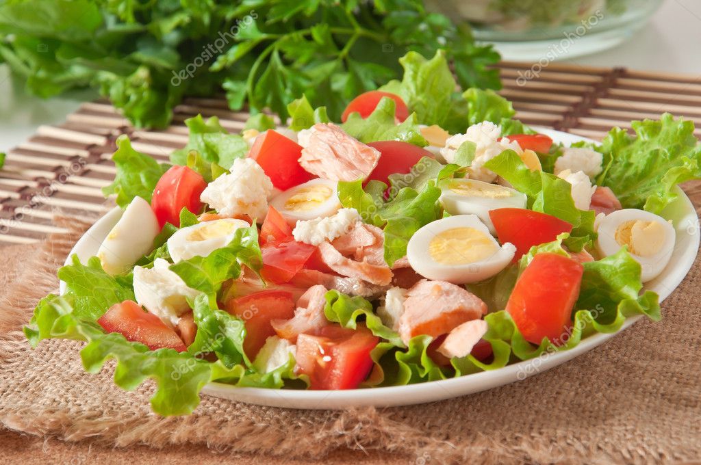 frischer Lachs Salat, Salat und Wachteln Eier — Stockfoto © timolina ...