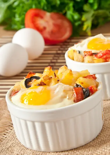 Egg, bakt med poteter – stockfoto