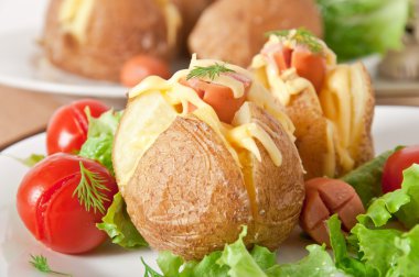 fırında patates salatası ve sosis ile