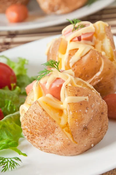 Baked potato with sausages and salad — Stock Photo, Image