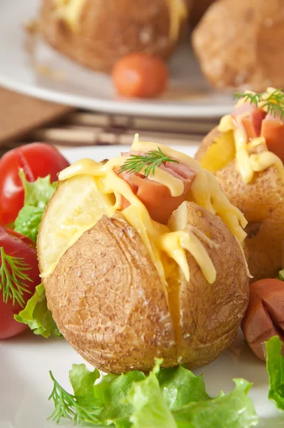 Baked potato with sausages and salad — Stock Photo, Image