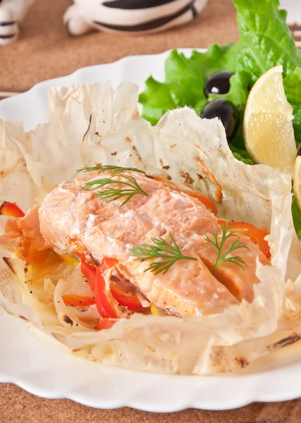 Baked salmon with vegetables in an envelope — Stock Photo, Image