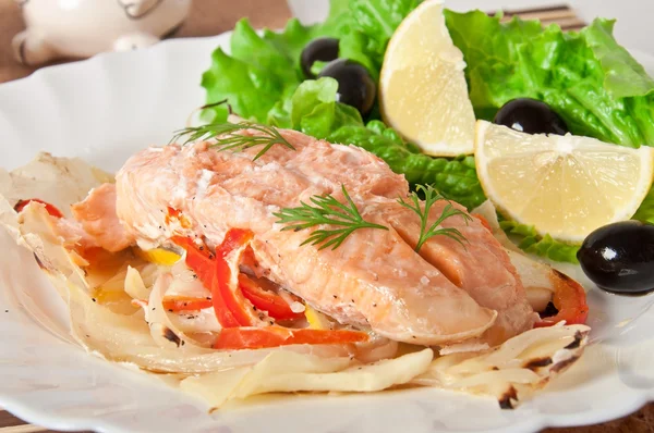 Baked salmon with vegetables in an envelope — Stock Photo, Image