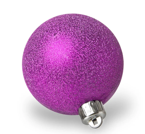 Фіолетовий різдвяний м'яч ізольований на білому тлі — стокове фото