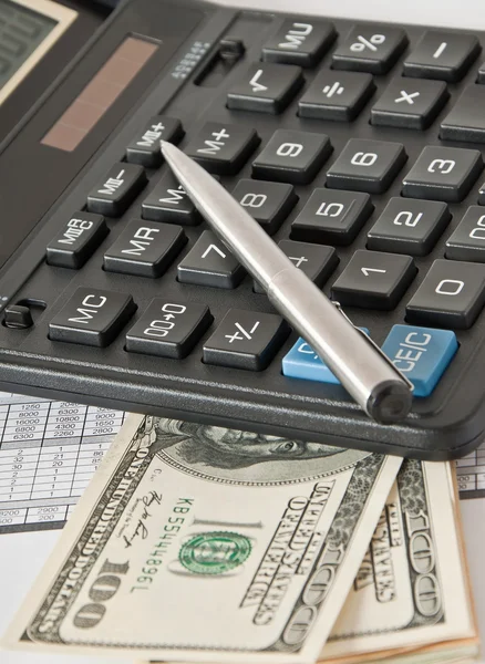 Calculadora, dinheiro e relatório financeiro — Fotografia de Stock
