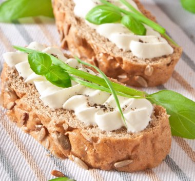 krem peynir, fesleğen ve yeşil sarımsak ile sandviç