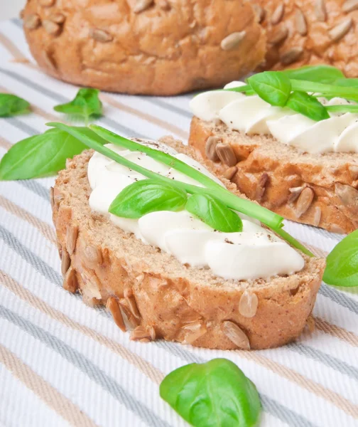 Sandwich cu brânză cremă, busuioc și usturoi verde — Fotografie, imagine de stoc