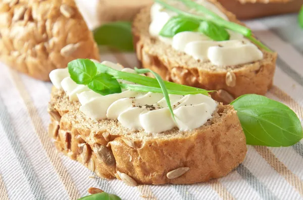 Sanduíche com creme de queijo, manjericão e alho verde — Fotografia de Stock