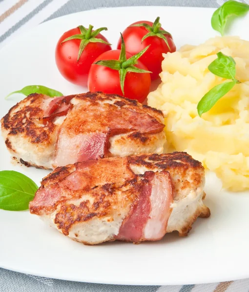 Grilovaná kuřecí placičky zabalené proužky slaniny a bramborovou kaší — Stock fotografie