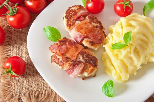 Patatas de pollo a la parrilla envueltas tiras de tocino y puré de papas —  Fotos de Stock