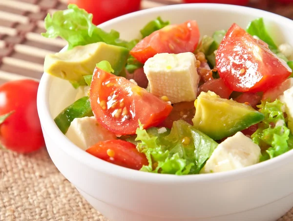 Ensalada con aguacate, tomates cherry y mozzarella con aderezo de miel y tocino — Foto de Stock