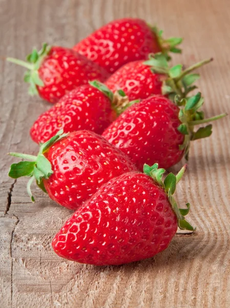 Frische Erdbeeren auf Holztisch — Stockfoto