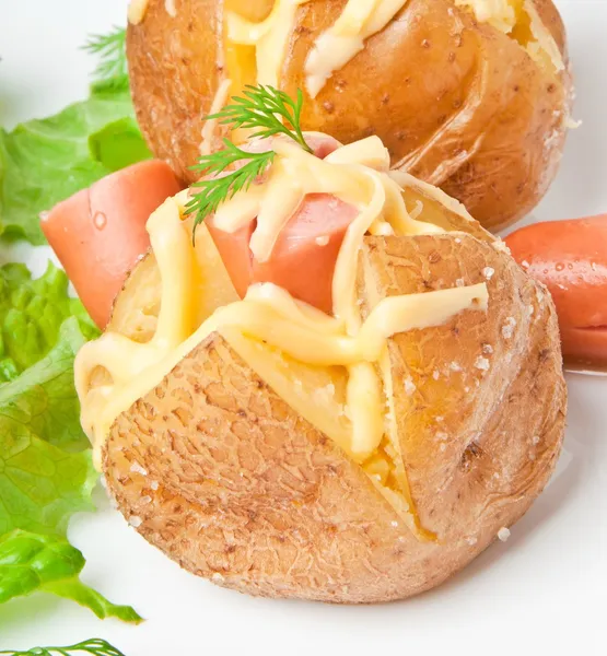 Gebakken aardappel met worsten en salade — Stockfoto