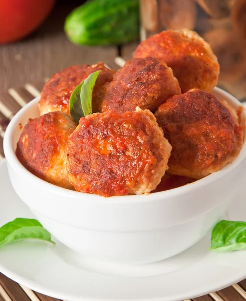 Meatballs in tomato sauce, decorated with leaves of basil — Stock Photo, Image