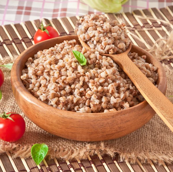 Buchweizenbrei in einer Holzschüssel — Stockfoto