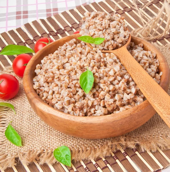 Bouillie de sarrasin dans un bol en bois — Photo