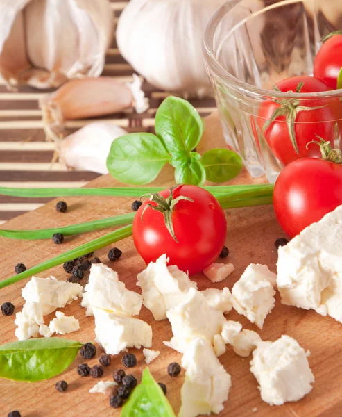 Bowl of fresh cherry tomatoes and cheese — Stock Photo, Image