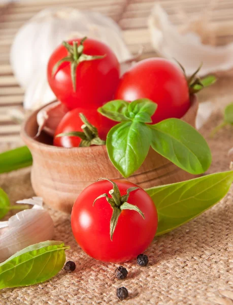 Kase taze kiraz domates — Stok fotoğraf