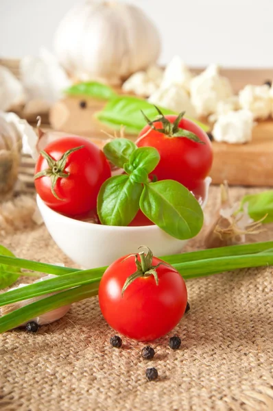 Tigela de tomates cereja frescos — Fotografia de Stock